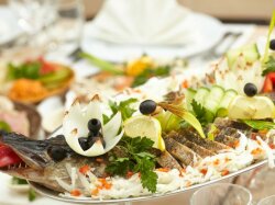 Фаршированная щука с рисом и овощами в духовке