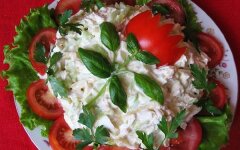 Салат «День рождения» с креветками и кальмарами