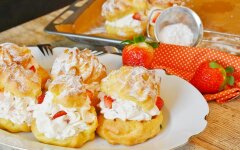 Профитроли со сливками и клубникой