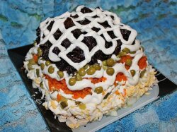 Слоеный салат «Прага» с курицей и черносливом