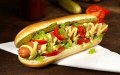 Хот-дог с венскими сосисками и огурцами