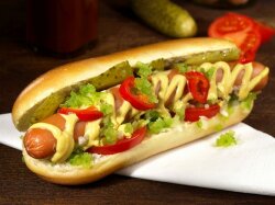 Хот-дог с венскими сосисками и огурцами