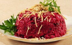 Салат из свеклы, чеснока и сыра с майонезом