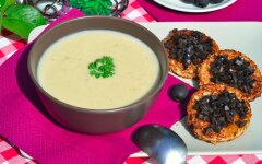 Чесночный крем-суп с гренками и оливками