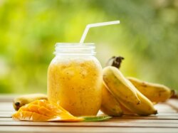 Освежающий смузи из манго и бананов