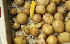 Молодой картофель с лимоном и кунжутом в фольге