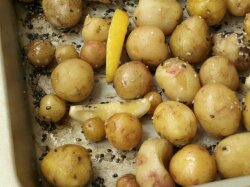 Молодой картофель с лимоном и кунжутом в фольге