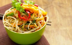 Азиатский салат с корейской морковью, огурцами и фунчозой