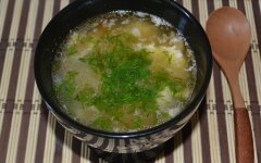 Уха из горбуши с рисом и яйцом