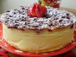 Творожная запеканка с тертым тестом и ягодами