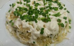 Слоеный салат со шпротами, сыром и яйцом