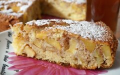 Яблочная шарлотка с корицей на сметане