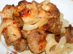Шашлык из свинины на луковой подушке в духовке