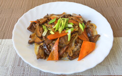 Говядина с грибами шиитаке и овощами