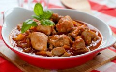 Гуляш из курицы с болгарским перцем в мультиварке