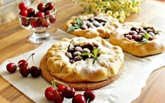 Галеты с черешней и корицей