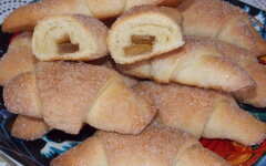 Рогалики с разноцветным мармеладом из песочного теста