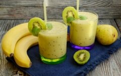 Фруктовый коктейль с шоколадной крошкой