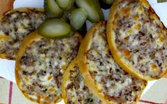 Горячие бутерброды с фаршем и чесноком