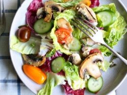 Салат с шампиньонами, огурцами и помидорами черри