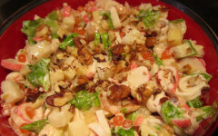 Салат с креветками, ананасами и яйцами