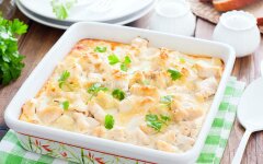 Цветная капуста и куриное филе под сыром в духовке