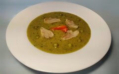 Гороховый суп пюре с курицей и зеленым горошком