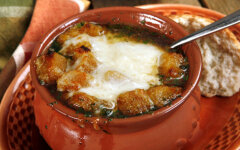 Суп с грибами и курицей в горшочках