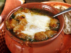 Суп с грибами и курицей в горшочках