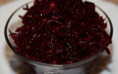 Салат из свеклы, чеснока и грецких орехов без майонеза