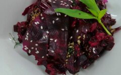 Салат из запеченной свеклы с кунжутом и имбирем