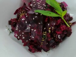 Салат из запеченной свеклы с кунжутом и имбирем