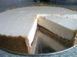 Воздушный творожный торт с шоколадной основой