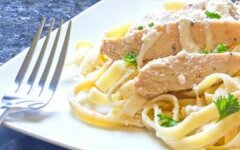 Куриное филе в сливочно-томатном соусе с вином