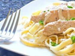 Куриное филе в сливочно-томатном соусе с вином