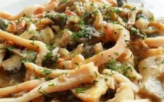 Кальмары в сливочном соусе с грибами и укропом