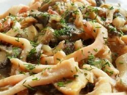 Кальмары в сливочном соусе с грибами и укропом