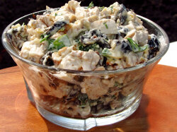 Салат «Дамский каприз» с курицей, черносливом и орехами