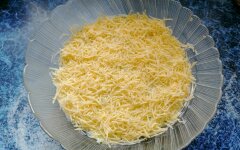 Праздничный слоеный салат с курицей, грибами, сыром и яйцом