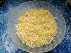 Праздничный слоеный салат с курицей, грибами, сыром и яйцом