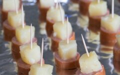 Канапе с консервированным ананасом и колбасой
