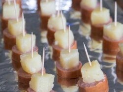 Канапе с консервированным ананасом и колбасой