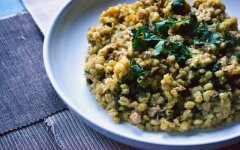 Перловка с тушенкой и травами в мультиварке