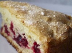 Простая шарлотка с вишней в духовке