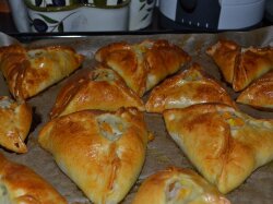 Самса с тыквой и жареным луком из слоеного теста