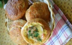 Фаршированные булочки с грибами и помидорами