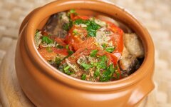 Домашнее жаркое из свинины в горшочке