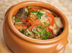 Домашнее жаркое из свинины в горшочке