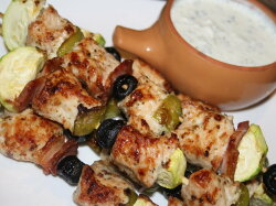 Шашлычки из индейки и грудинки с овощами