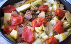 Овощное рагу с мясом и зеленью в духовке